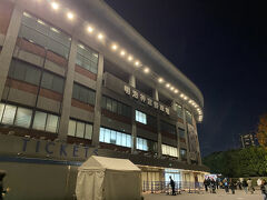 明治神宮野球場。この日はファン感謝祭があったのか、ヤクルトのユニフォームを着た人たちと多くすれ違いました。