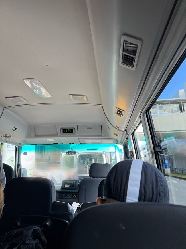 11:24<br />バスに無事、乗れました～やれやれ(^_^;)<br /><br />【スカイレンタカー那覇空港店】<br />到着したら、大きなタッチパネルで受付を行います、免許証も自分達でコピー機に置き、パネルに言われるがまま進んでいきます。レシートみたいなのをスタッフに渡すとプレート番号の書いた車の鍵を渡されて終了。キズの点検は事前にカメラにおさめてるので大丈夫だそうです。スゴい人なのにすぐに車に乗れるって今までのレンタカーはなんだったんだぁ～と思いました。<br /><br /><br />私たちはコンパクトクラス（S）を予約したんですが<br />なんと！！プリウスの鍵を渡されて気が動転する∑(ﾟДﾟ)<br /><br />えーー(・・?)運転出来るの？？<br /><br />スタッフさんからの説明はなく、呼びとめて！！<br />シートの移動とサイドブレーキのやり方だけ聞いて、とりあえずGO～しました。<br /><br />ナビで目的地を入れて走ってみることにしました<br />私はペーパードライバーなので友達が運転してくれます。早速、高速道路へ行く道を間違えてしまい(￣▽￣;）ﾔﾚﾔﾚ<br /><br />やっと高速にのり、、【中城パーキングエリア<br />に向かいましたが、通り過ぎてしまい(＞＜)ｱﾁｬｰ<br />