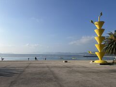 瀬戸田サンセットビーチにつきました。泳いでる人けっこういます。朝の曇天が嘘みたいに晴れて、水遊び余裕な暑さです！こちらのビーチには現代アートがちらほら置いてあります。直島みたい。