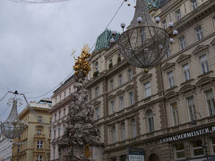 グラーベン大通りにあるペスト記念柱。
このペスト記念柱はペストが猛威を振るっていた１６７９年、マリア・テレジアの祖父であるレオポルド1世がペストの終息を願って建立したものです。
ヨーロッパのほかの都市にもあるペスト記念柱ですが、ウィーンの記念柱はさすがは神聖ローマ帝国の首都、美しさは格別です。