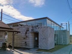 稲田駅の隣にある石の百年館
