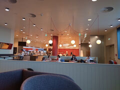 １９時ちょうどにオーストリア航空のラウンジに来ました（エコノミークラスですが、オーストリア航空もスターアライアンスなので、ANAスーパーフライヤーズのステータスで入れました）

最初は、格安のライアンエアでストックホルムへ行こうかと思っていたのですが、時間が早朝6時発の上に、最初見ていた時は一人30ユーロくらいだったのに、あっという間に１００ユーロ以上に値が上がってしまって、荷物預け料などを追加すると、そうオーストリア航空と変わらないかなという事になり、こちらにしました。結果、ウィーンでの時間がまるまる３日間取れてよかったです！
ちなみに、オーストリア航空は、一人２１０ユーロくらいでした。