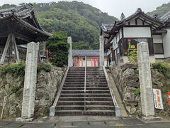 今度は「岩屋寺」へ。
雨が降っていても、神社仏閣だと雰囲気がでていいですよね（＾ｖ＾）

「岩屋寺（いわやじ）」は、「尾張の高野山」と呼ばれる、弘法大師ゆかりの地なんだそうです。山号は大慈山。御本尊は千手観音菩薩です。

https://www.iwayaji.jp/