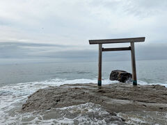 ３日目の朝。この日は少しだけ空が明るかったので、少々海観光を♪ せっかくだからね～。こちらは「つぶてヶ浦」。200mくらい離れた場所に無料駐車場があります
https://aichinow.pref.aichi.jp/spots/detail/3536/

つぶてヶ浦の対岸にある伊勢の神様たちが、伊勢で石の遠投げを競った折、投げた石がつぶてヶ浦に落ちたという話が伝わるそうで。って、実際は大昔に起きた大津波が、海底にあった大きな岩を運んできたんだそうですが(´∀｀*)ﾌﾌ