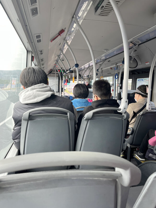 ポハンバスターミナル前のバス停から６００バスに乗ります<br />そこそこ混雑していました<br /><br />１５分ほどで「良洞村入口」に到着します<br />下車したのは私だけでした