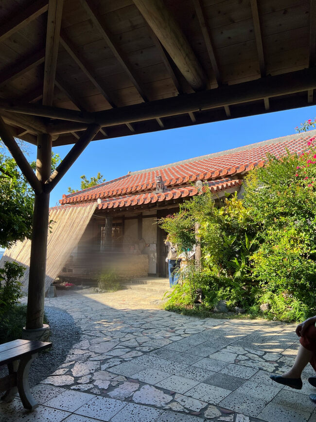 ボードに名前を記入して待ちます～<br />お腹はペコペコ<br /><br />沖縄～って感じの建物が素敵だ(*^^*)<br />