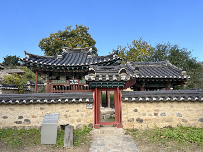 村内にはいろいろな建物があり、いくつかは中を見学できます