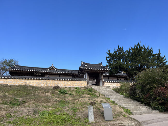 観稼亭（クァンガジョン）への入り口<br /><br />階段を上がっていきます