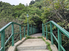 知多半島で配布されていた冊子を見て「フレベールラデュ」ってパティスリーに行ってみることにしました
http://fraisvert-radieux.com/

駐車場に停めてみたものの店はどこかね？！状態（笑）もしやと思い、奥に続く橋の方に行ってみると店の案内が書いてある！え、こっち？？？(ﾟдﾟ)！