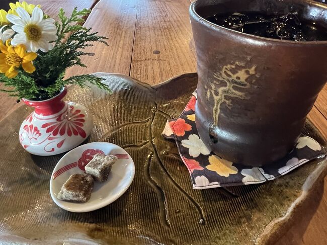 アイスコーヒー￥600<br /><br />なんと、まぁお洒落♪(*'ω'*)黒糖とお花付き(^_^)