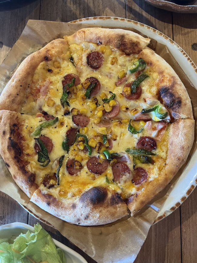 ピザ（小）￥1,500<br /><br />熱々できました～<br /><br />皆さんご存知かと思いますが、ここはピザとサラダしかメニューにありません、なのにいつも混んでます<br /><br />美味しいに決まってます(^ ^)