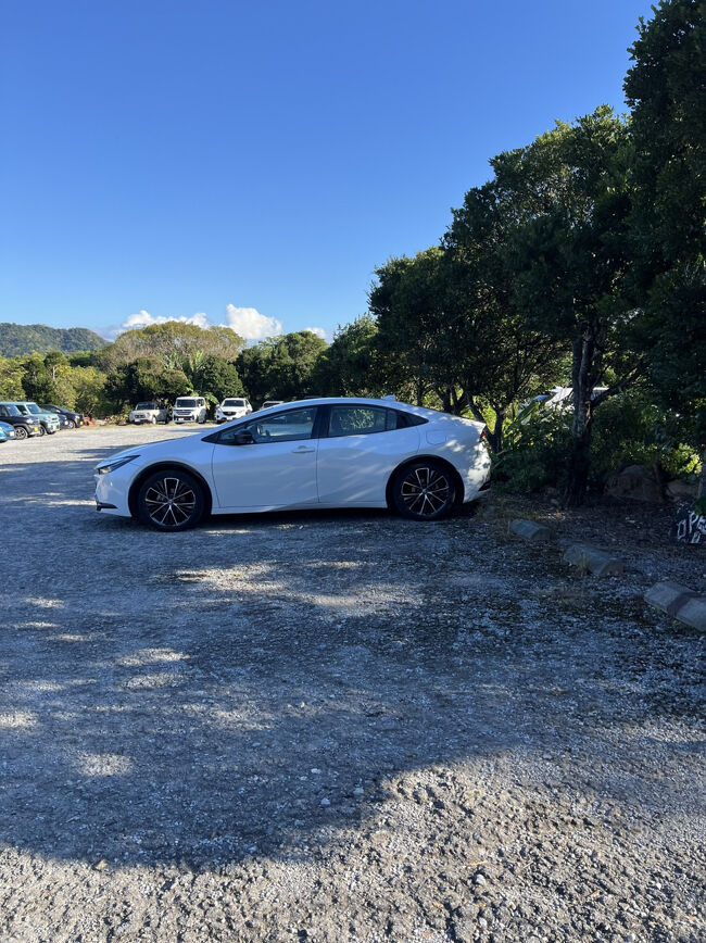 15:30<br />駐車場に戻って来ました<br /><br />ご紹介致します！！今回のレンタカーのプリウスくんです。ハイブリッドです～笑<br /><br />友達は余裕で乗りこなしてます、頼もしい～<br />ペーパードライバーの私はお手上げです～∑(ﾟДﾟ)