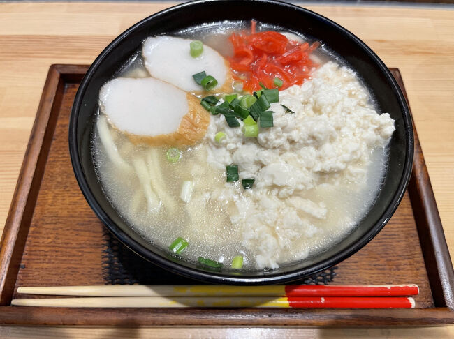 ゆし豆腐そば税込850円<br />豚骨ベーススープの塩味で温かくほろほろしたゆし豆腐の甘さが引き立ちます。麺は一般的。手軽に沖縄気分を楽しめます。