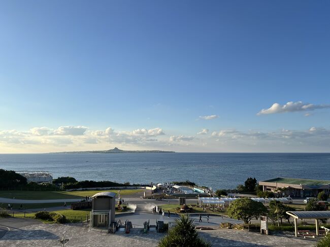 16:44<br />【海洋博公園・美ら海水族館】<br />本部の駐車場から車で11分ぐらいで到着<br /><br />めちゃくちゃ景色最高＼(^o^)／<br /><br />P7駐車場が近いとの情報を聞き、停めたものの<br />裏から行くような感じになり、、え？(￣∇￣)、、こんなんだったっけ？？となった。<br /><br />しかも駐車場から歩いて、、<br />あれ？スマホがない！∑(ﾟДﾟ)と気が付き、、<br />また、駐車場に戻ると言う、、シデカシタ…ワタシ(￣▽￣)ﾄﾎﾎ。。<br /><br />