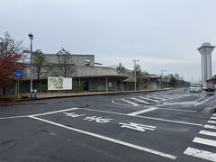 道の駅の隣はテレ東のミニ番組「風景の足跡」で紹介されていた、どうぶつとみんなのいえです。
確か以前は水の科学館的な施設だったようですが、何年も前に閉館してしまいました。(私が道の駅スタンプを集め始めた頃にはもう閉館していたような)
そのあと、いつの間にか動物園になっていたみたいです。
時間が無かったので今回は寄りませんでした。