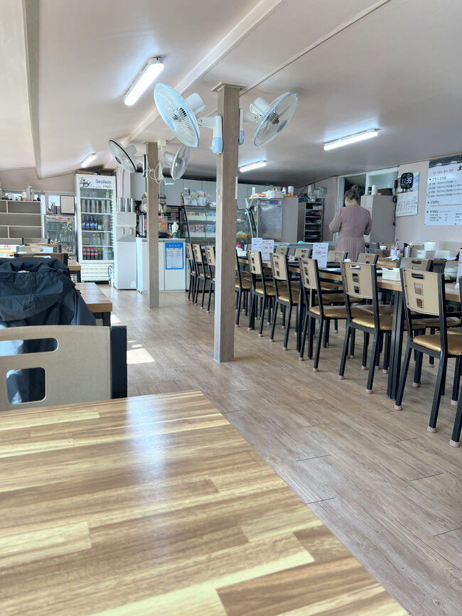 右の方は予約席のようで団体さんが来るみたい