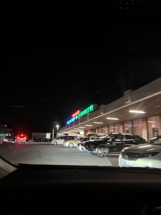 テイクアウトを予定しておりましたが、まだ店内で食べれる時間なので食べることにしました