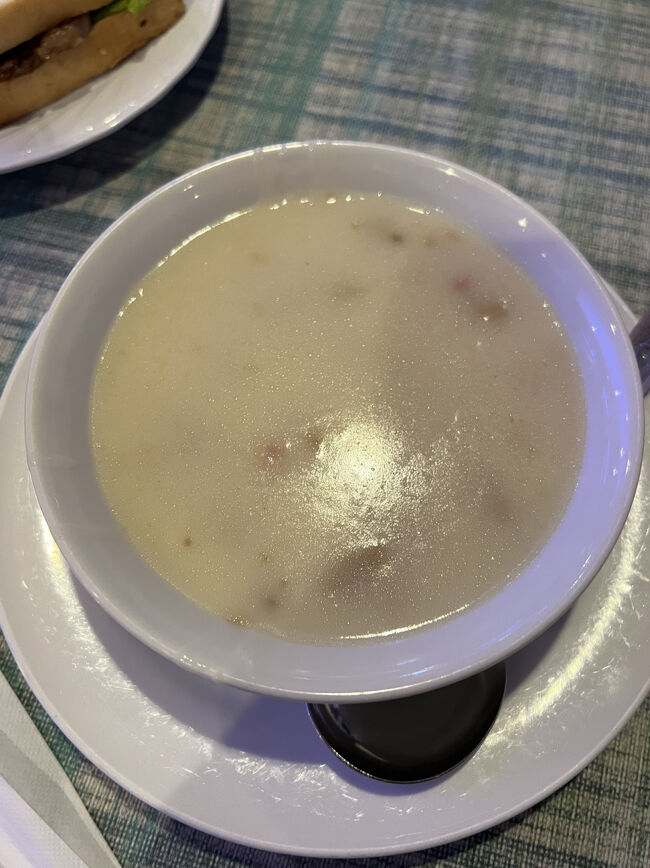 スープ￥350<br /><br />豚骨をベースにした濃厚なクリームスープ<br />飲んだことのない味です、コショウ入れると味がしまります