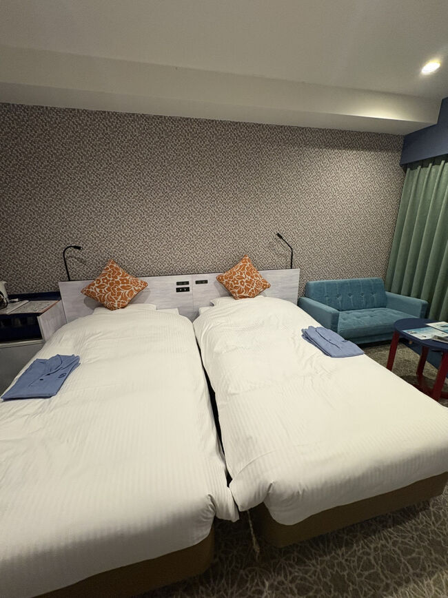 窓側にソファとテーブルがありました<br />