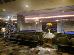 最上階のスカイラウンジ・フォーシーズンズでドリンクサービス（17:00～19:00限定）。