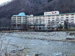 ホテル湯の陣に到着。利根川のほとりに建っています。