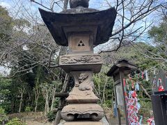 灯篭も古そう。竜の彫刻がすてき。