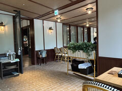 そんなに待たずにカフェの席に案内されました。