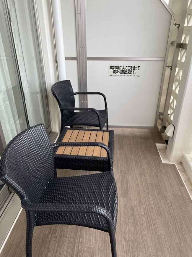 【DAY2 】<br />6:30<br />おはようございます<br />昨日の宴はここのベランダで行われてました、なかなかのリゾート気分でしょ(^^)<br /><br />※重大！！<br />今、ニュースを観ています<br />昨日の水道管破裂で7市町で断水、那覇空港飲食店は一時全店休業とのこと。あちゃー(>_<)ﾀｲﾍﾝだー！！<br /><br />お昼ごろから復旧するそうですが・・・<br /><br />北谷はやっぱり大丈夫でした～<br /><br />一応、今から向かうお店に電話して確認。営業中だそうですd(￣ ￣)なので、用意して出かけます♪<br /><br />7:45ホテル出発しました