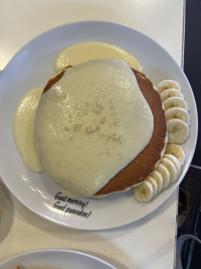 ナッツナッツパンケーキ￥1,200<br /><br />白いオリジナルナッツソースをかけて、バナナを添えて。看板メニューだそうです<br /><br />※数量限定のため売り切れ次第終了