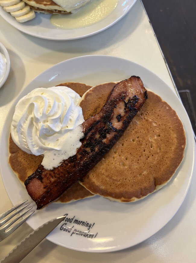 ステーキベーコンパンケーキ￥1,400<br />ホイップバター追加￥250<br /><br />特大のジューシーなベーコンと塩気のきいたパンケーキが最高にマッチ。シェアするためホイップバターを追加しました<br /><br />両方とも美味しかったんですが、しいて言えばベーコンの方が勝利！！リピ決定、カリカリベーコンと塩気のきいたパンケーキにたっぷりのホイップバターにメイプルシロップをかけて～もう！！ウマすぎました(@￣ρ￣@)♪<br /><br />次はロコモコパンケーキも食べてみたいです<br /><br />ごちそうさまでした～
