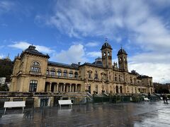 こちらはサン・セバスチャンの市庁舎で中には入れませんでした