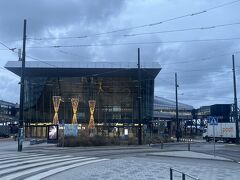 西ターミナル2駅。終点なので間違えようがなく安心。
新しく綺麗な建物。8年前も新しいと思った記憶笑