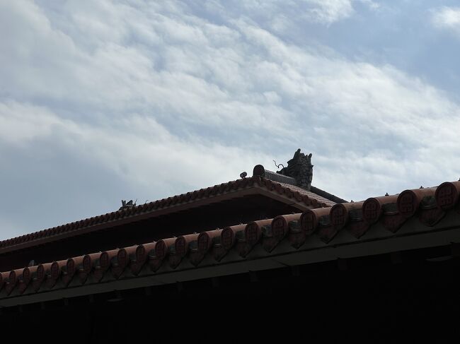 屋根にシーサーがいますね、守ってくれてますね