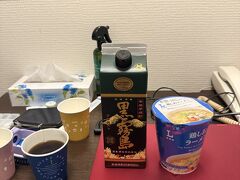 ホテルに戻って飲み直し。
珈琲は、ホテルで飲み放題サービス。