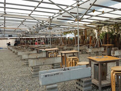 五味の市の向かいには、そこで買った魚介類を持ち込んでBBQができる設備も。
五味の市で買ったものも持ち込めるようです。

時間が遅かったせいか、こちらもガラガラです。