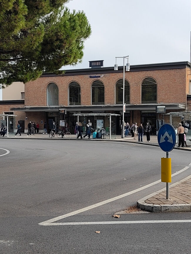 ラヴェンナ駅まではローカル線で1時間15分。<br />前回はフィレンツェからJALバス（今はもう無いかな？観光地と観光地を結ぶツアーバス）で来たので、駅に降り立つのは初です。<br />イタリアによくある駅舎ですな。