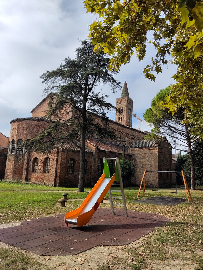 中心街に向かってテクテク歩きます。<br />これはサン・ジョバンニ・エバンジェリスタ教会<br />ラヴェンナは402年に西ローマ帝国の首都となり、その頃から聖堂の建築が始まりました。この教会もテシオドシウス帝の娘ガッラ・プラチディアによって建てられたそうです。<br />