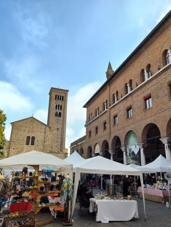 Palazzo della Provincia<br />ここに来たのは、観光案内所があるから。<br />今回の目的地サン・タッポリーナ・イン・クラッセ聖堂は、中心地からバスで15分以上掛かるらしいのですが、よく分からない…<br />その情報を得る為に聞き込みに来ました。<br />日曜日なのでバザーが開催されていますね～<br />