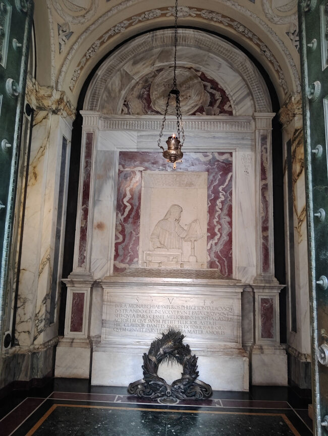 サン・フランチェスコ教会のダンテの墓<br />ダンテは1265年にフィレンツェで生まれましたが追放の憂き目にあい、諸国を放浪しながら最後はラヴェンナに流れ着き1321年に生涯を終えました。<br />有名な神曲の煉獄編と天国編はここラヴェンナで書かれたそうです。<br />この燈明の油は、ダンテを追放したフィレンツェから今も奉納され続けているそうです。