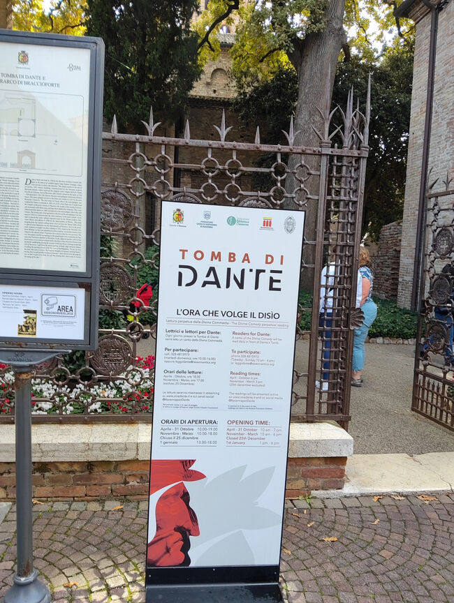 バスの出発までかなり時間があるので、先ずは近くにあるダンテのお墓詣り