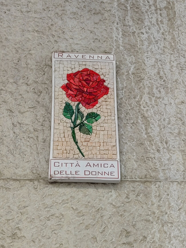 なんでもない通りにも、バラ一輪のこんなオシャレなモザイクが(^^♪