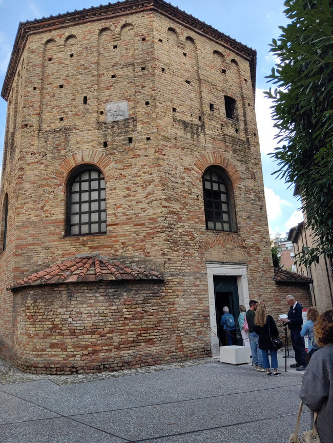 大聖堂に隣接しているネオ二アーノ洗礼堂