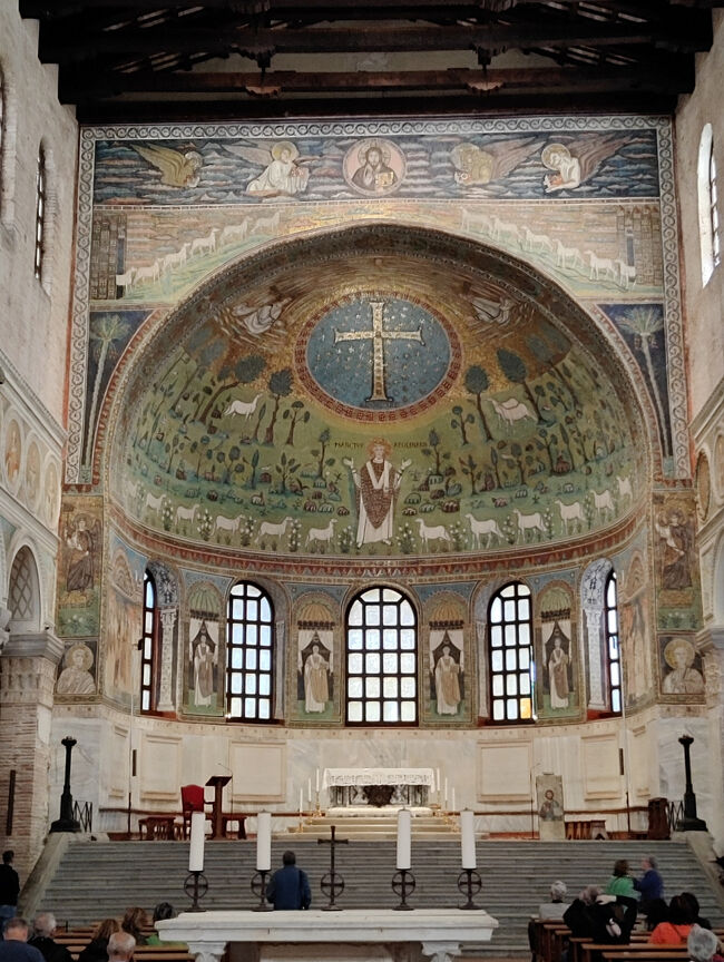 <br />下に見える羊は12匹でキリストの12使徒を表しているそうで、羊がのんびり歩く様は地上の楽園を表現しているとの事。<br />ゆったりと平和な気持ちに浸れる空間です。