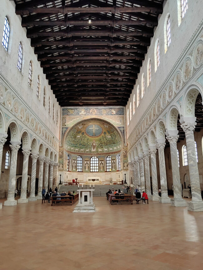 引き込まれてしまいました！<br />サン・タッポリーナ・イン・クラッセ聖堂です。<br /><br />20年前のリベンジがやっと叶いました(^_-)-☆<br />かなり奥行きのある聖堂ですね～<br />どんどん近づいていきます。<br />