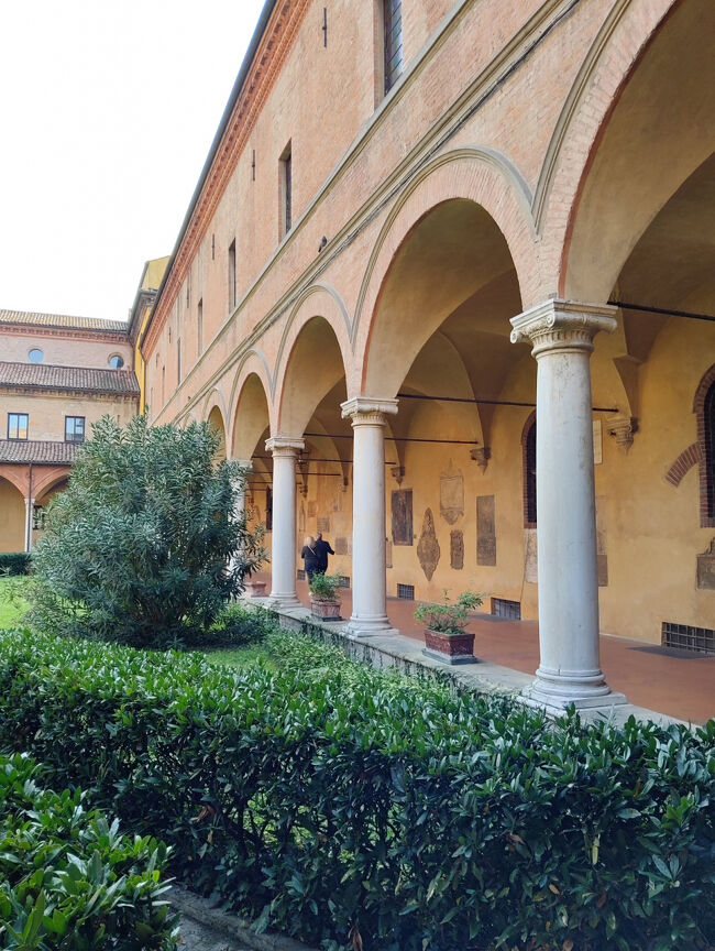 かなり広い中庭で、素敵な回廊がありました。