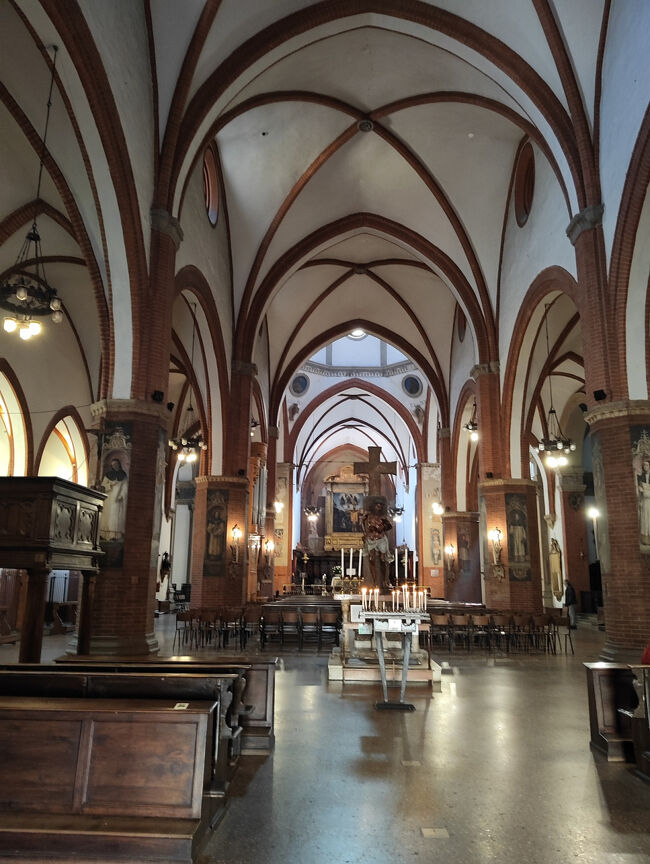 内部も荘厳な雰囲気