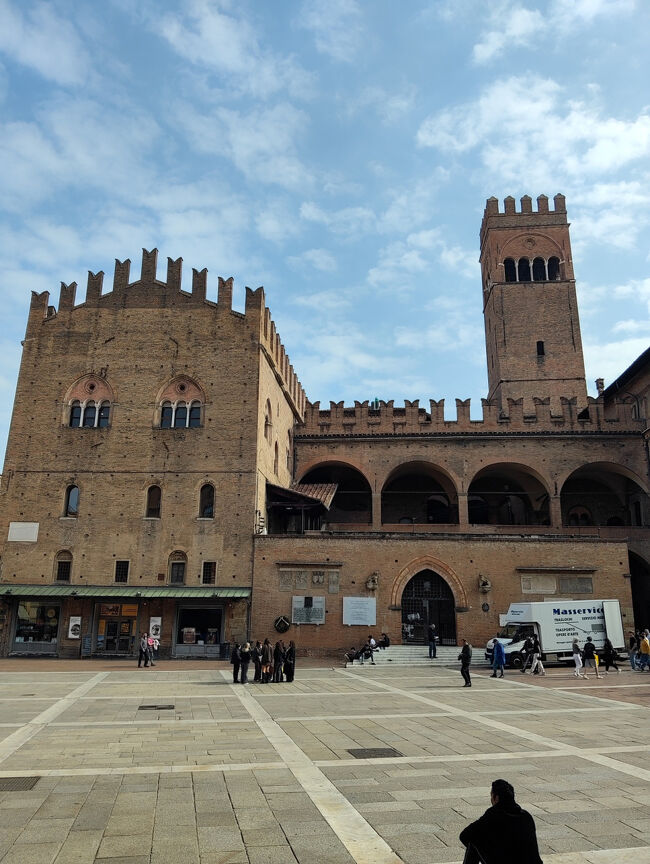 ボローニャの中心マッジョーレ広場に戻って来ました。<br />初めてこの街を訪れた時、「なんだかレゴのお城みたいだな？！」って嬉しくなった事を思い出しました。<br />ボローニャは、観光の拠点にするにはもってこいの街。<br />次はいつ来るだろうか？(#^.^#)<br />