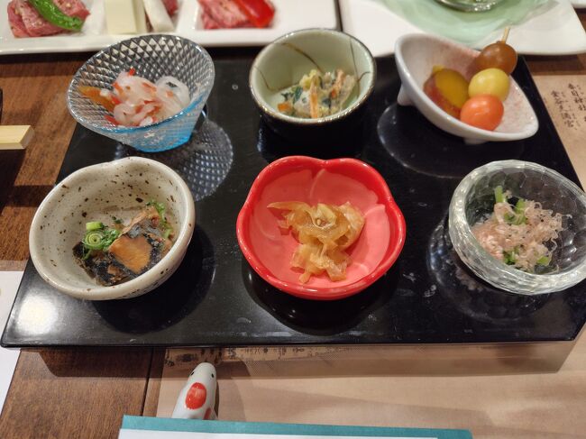 夕食はレストランで、時間を選べます。早目に到着できたので、ゆっくり温泉につかってからいただきました。前菜のプレートに