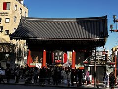 お馴染み浅草雷門。現在の大提灯は
1963年松下幸之助氏の寄贈
江戸時代の大提灯は浮世絵にも
たびたび登場します。