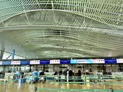 渋滞もなく1時間20分くらいで仁川空第2ターミナルに到着。
仁川空港はめちゃめちゃ混んでるって聞いてましたけど、T2はそうでもなかったです。

仁川空港のセルフ機はチェックインのみの対応みたいで、預け荷物のタグが出せなくて、バッグドロップはカウンターでしました。

スタッフの方が全部やってくれて楽でしたけどね。